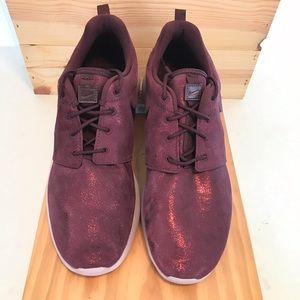 WOMENS NIKE ROSHE ONE IN METALLIC MAHOGANY